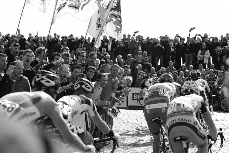 zwart witte foto van renners en supporters